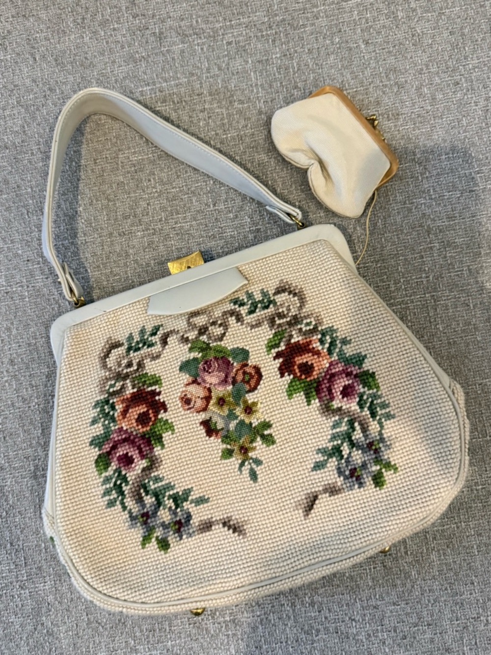 Vintage Needlepoint Floral Handbag Kiss Lock Frame Cream Top Handle Purse